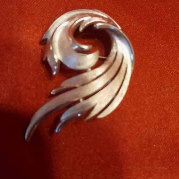 UNIQUE CROWN TRIFARI PERIOD STYLE PIN FROM 1955-1969 DESIGN - Picture 2 of 4